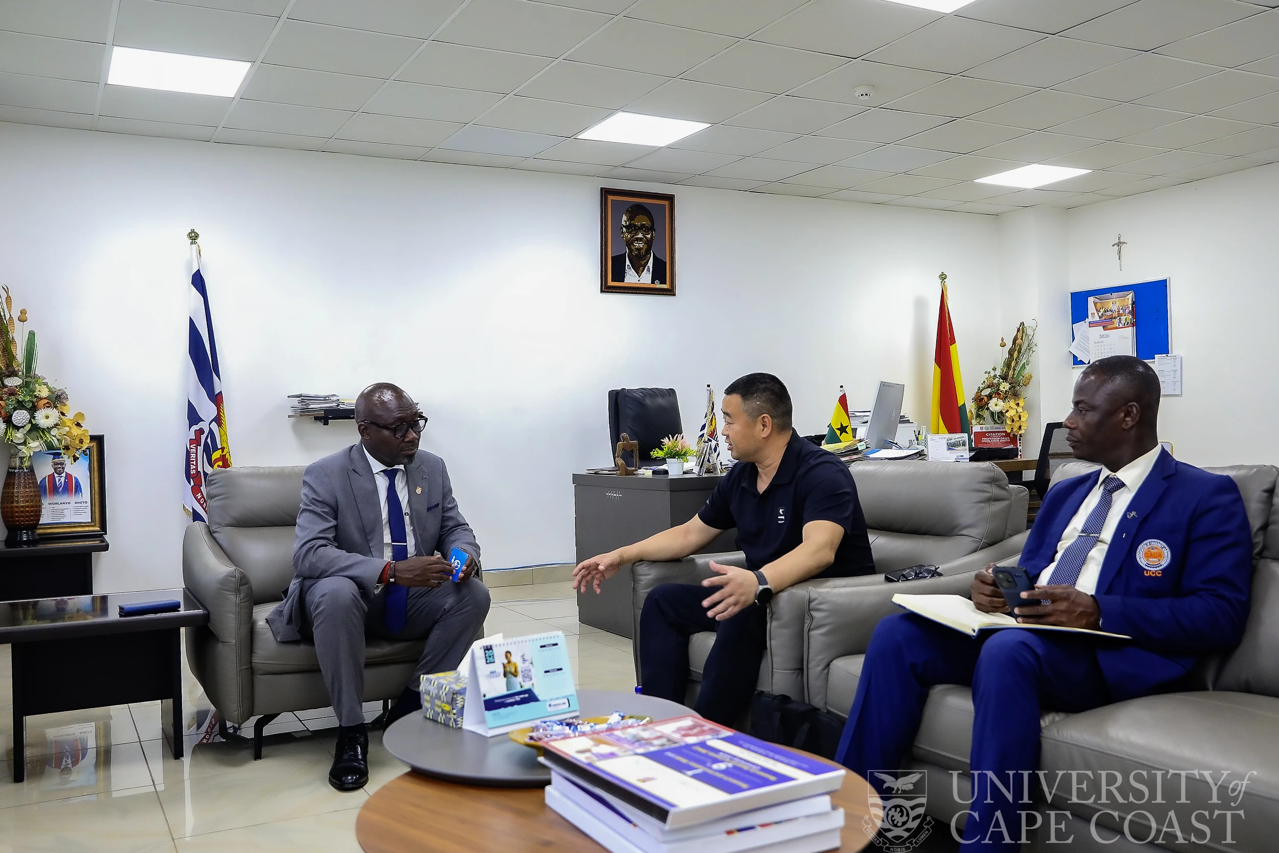 Mr Zhang Cuishan interacting with the Acting VC of UCC