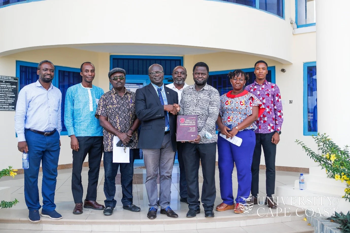 Senior Lecturer Presents Books to the School of Medical Sciences